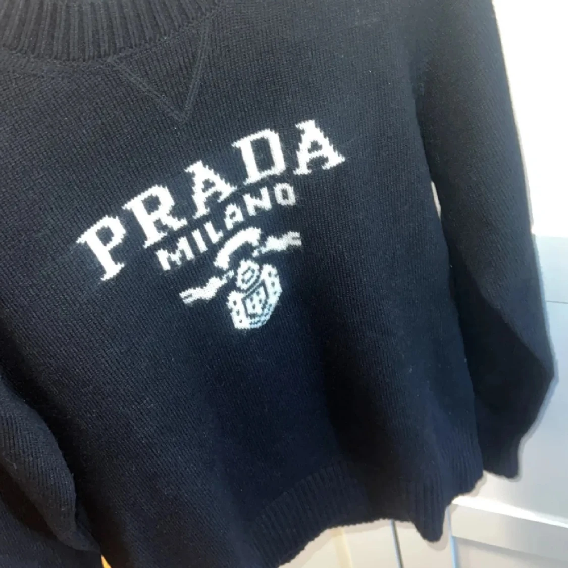 Svart stickad tröja från Prada - 2