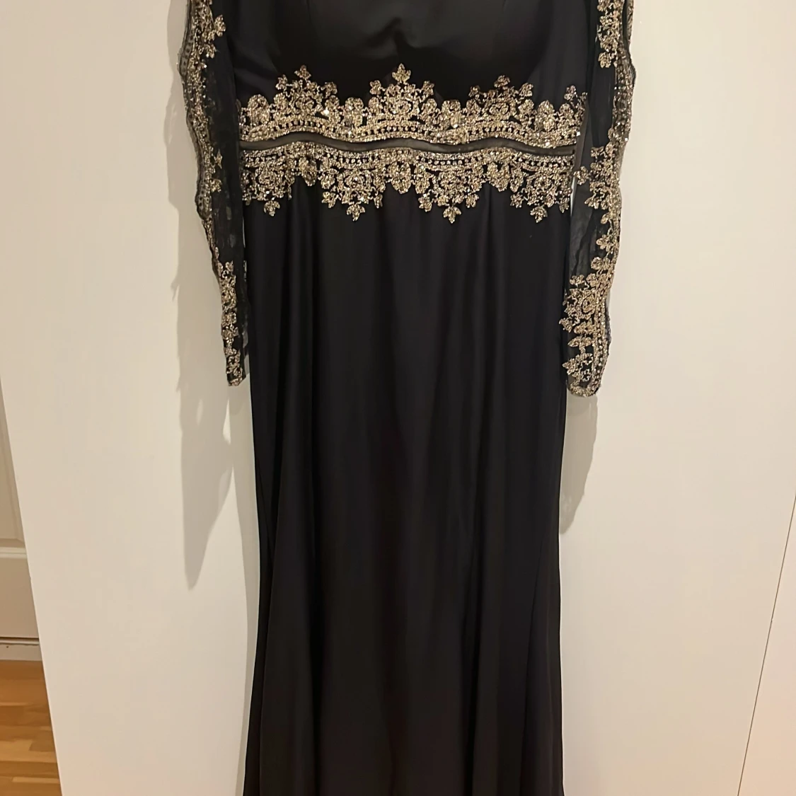 Svart långklänning med guldspets - 2