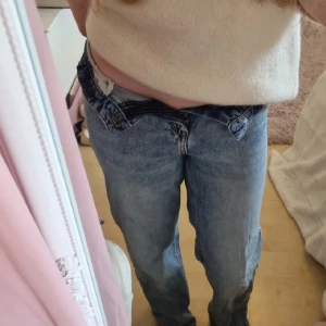 Ljusblå jeans - Snygga ljusblå jeans från Lindex med klassisk femficksdesign och raka ben. Jeansen har hög midja och är tillverkade i bomull för en skön och avslappnad känsla. Säljer för att de är för små för mig. Använt endast ett fåtal gånger men är i bra skick. Nypris runt 200 kr.