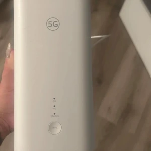 Huawei 5G CPE Pro - Snabb och kraftfull Huawei 5G CPE Pro router med stöd för både 5G och 4G. Perfekt för stabilt och snabbt internet hemma eller på kontoret. Enheten är i fint skick utan synliga defekter eller slitage. Enkel installation med WPS-knapp och tydliga statuslampor.