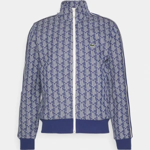 Lacoste monogram blå  - Lacoste monogram blå mycket bra skick fler bilder skickas privat Storlek M passar även S