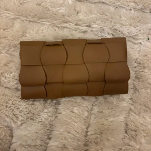 Väska - Var ett band på den innan men klippte av de för tycker de va fint som korsett, har en liten deflet se sista bilden men inget syndligt💞