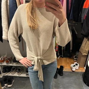 Beige tröja  - Super snygg beige tröja från Zara i storlek S. Säljer då jag inte använder den. Knappt använd dvs inga defekter eller liknande. Den har knytning som man kan välja att ha fram eller bak. Hör av er för fler bilder 💓