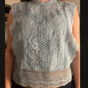 Ljusblå spetsblus med volang - Superfin ljusblå blus från ONLY i spets. Den är i storlek M men passar även S. Köpt för 499kr☺️