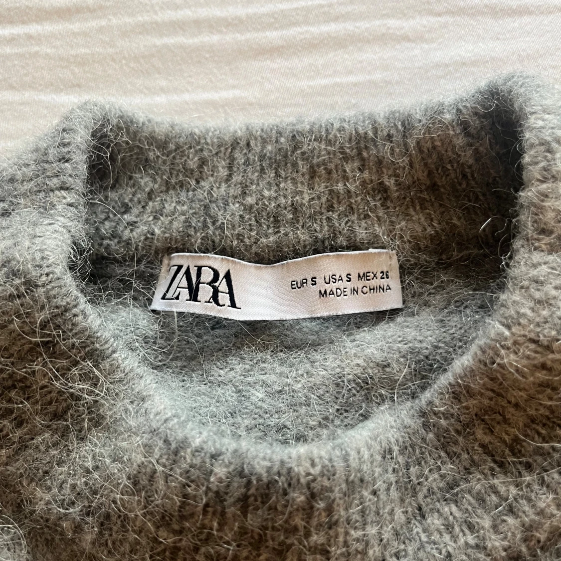 Grå stickad tröja  - 4