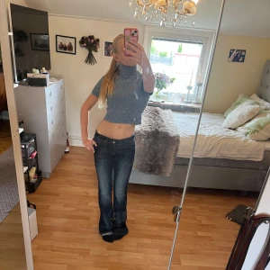 Ribbad croppad polotopp från Zara - Säljer en croppad polotopp från Zara i blått. Toppen är ribbstickad med korta ärmar och hög polokrage. Perfekt för dig som gillar en trendig och bekväm stil. Materialet är stickat och toppen har en slim passform. 💕🫶✨