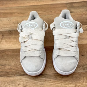 Adidas campus 00, Wonder white - Säljer dessa campus 00, otroligt sköna och fina. Knappt använda pga liten i storlek för mig. Skorna är i fint skick, bara lite smutsiga på vissa ställen som går att tvätta bort.