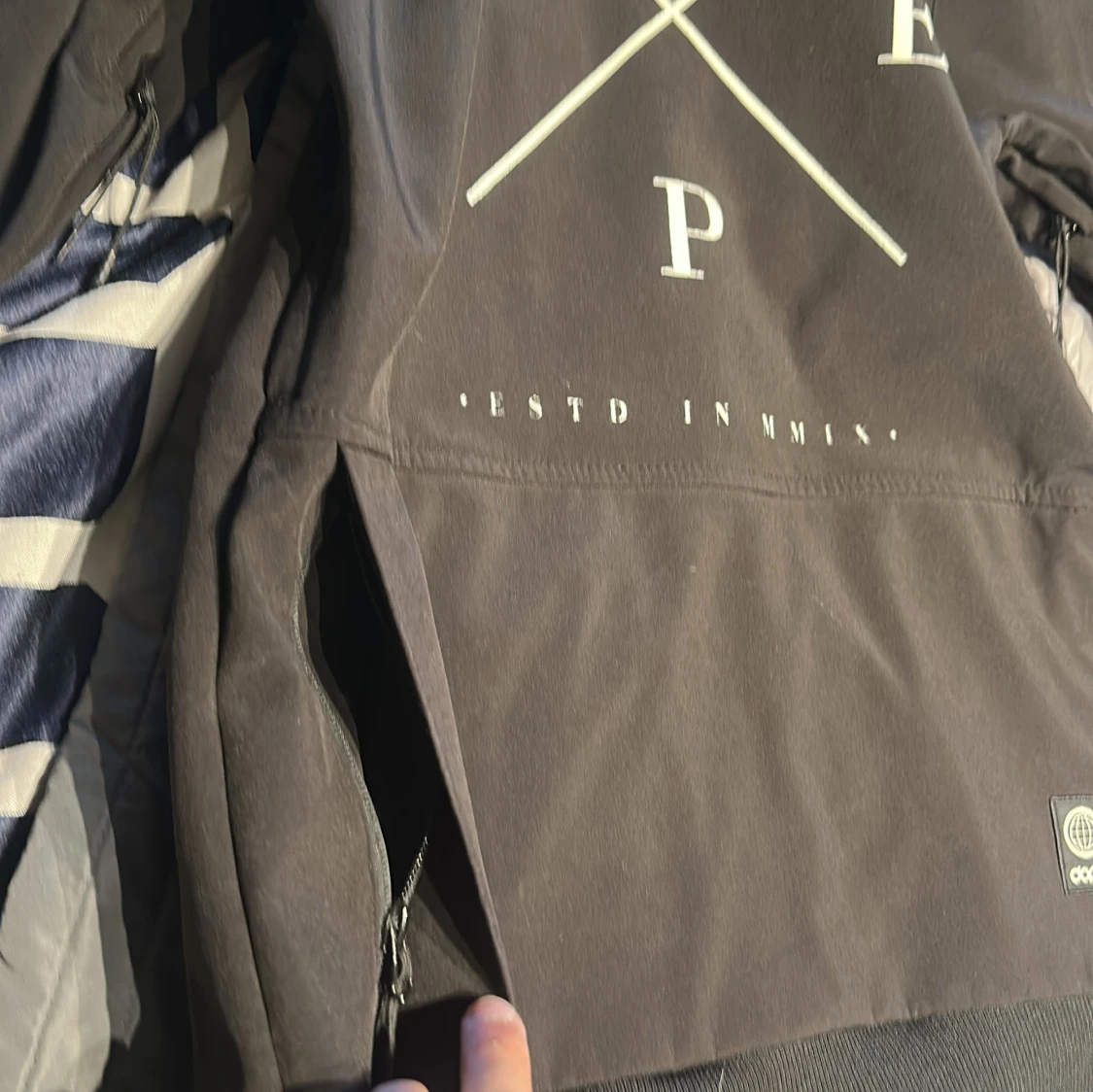 Svart hoodie från Dope med tryck - 2