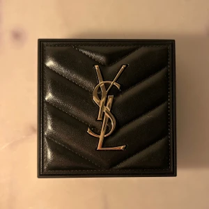YSL - All Hours Hyper Finish transparent puder  - Säljer detta exklusiva puder från Yves Saint Laurent – All Hours Hyper Finish i transparent nyans. Inköpt i sommras, endast provat ett par gånger, i mycket fint skick.