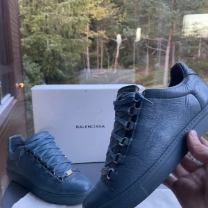Blåa sneakers i skinn med snörning - Säljer ett par nästan helt nya balenciaga skor i storleken 40, men de är stora i storleken så de passar upp till 41, allt orginalt följer med, förutom kvitto som jag inte har, men skriv till mig om de är några frågor eller om du vill ha fler bilder på skorna, priset är inte hugget i sten så kom med prisförslag💯‼️