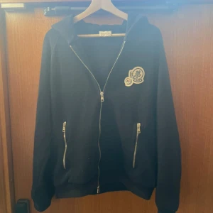 Moncler zip hoddie  - Säljer nu min moncler zip, eftersom jag inte använder den och har bytt stil, skicket är 8/10 och inte använd så mycket. Den är hel äkta. Pris kan diskuteras vid snabb affär.