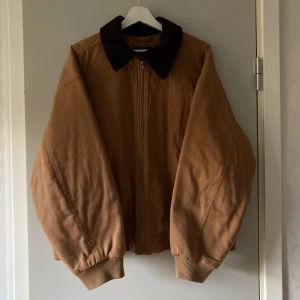 Jacka Monki  - Fin brun jacka från Monki. Storlek L, sitter oversized. Väl använd men fin, förutom lite noppror i armhålorna. Säljer för 300 kr + frakt (köpare står för frakt) 💕