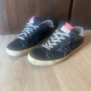 Golden goose  - Snygga golden goose superstar i bra skick förutom hälen men syns inte när dom används (7/10) storlek 41 men passar 42| Skriv vid frågor eller funderingar🤩