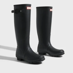 Hunter classic svarta höga stövlar - Klassiska svarta höga stövlar från Hunter med ikonisk logga framtill. Tillverkade i slitstarkt syntetmaterial med justerbart spänne på sidan och grov sula för extra grepp. Perfekta för regniga dagar och festivaler.