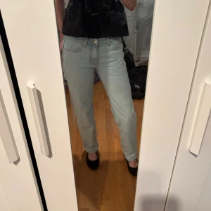 Ljusblå jeans från Gina Tricot  - Säljer ett par ljusblå straighta jeans från Gina Tricot 💓