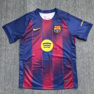 FC Barcelona Nike fotbollströja - Snygg FC Barcelona fotbollströja från Nike med klassiska blå och röda vertikala ränder, klubbmärke på bröstet och gul Nike-logga. Tröjan har korta ärmar och är tillverkad i ett lätt och ventilerande material. Perfekt för dig som älskar Barca!