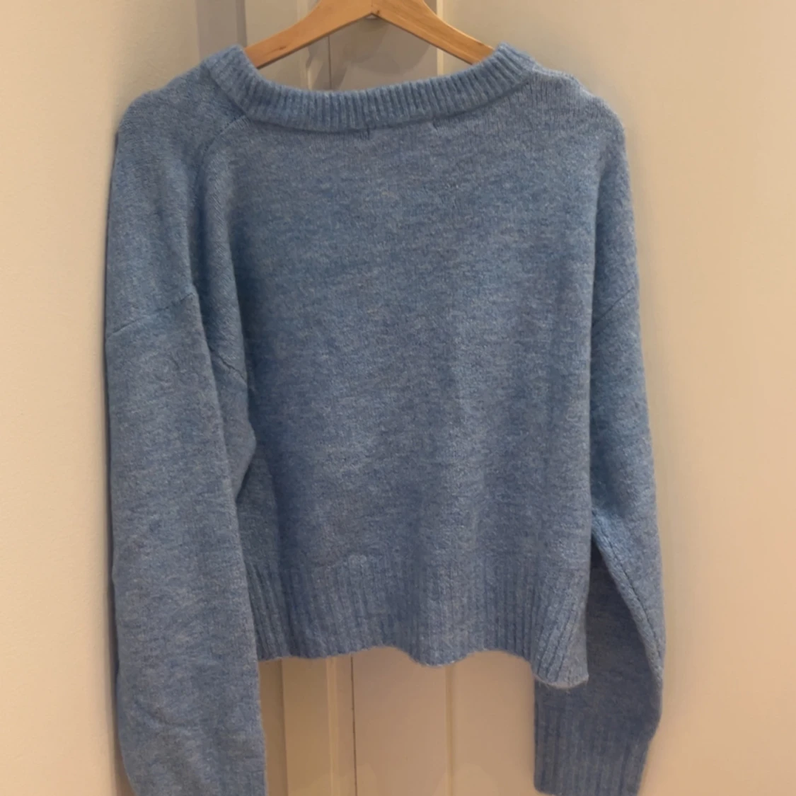 Ljusblå stickad kofta med stora knappar - 1