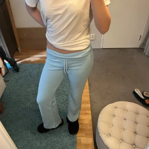 Blå mjukisbyxor - Väldigt bekväma anvslappnade mjukisbyxor utan fickor.