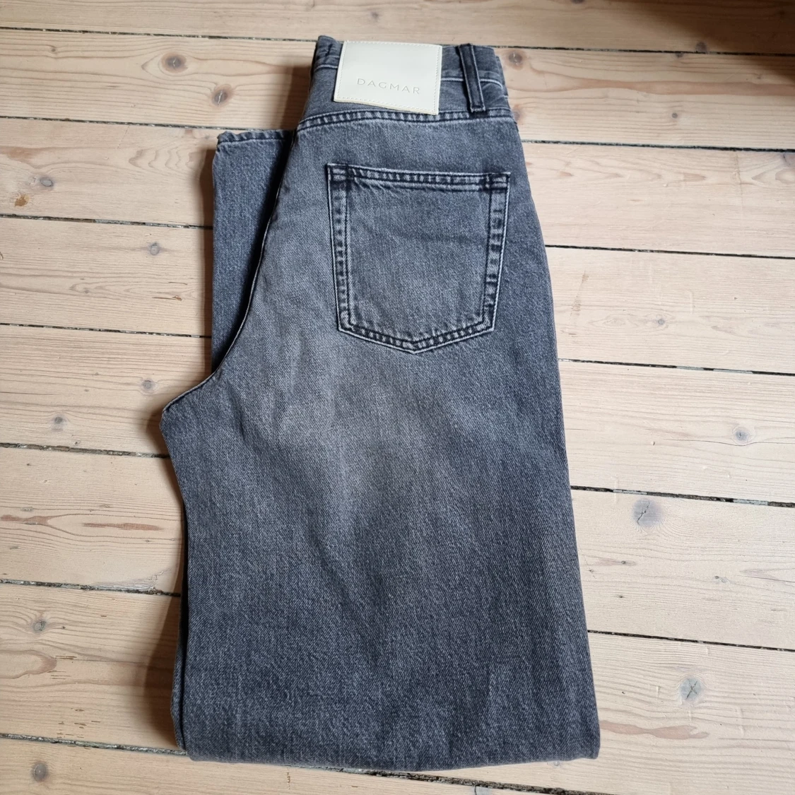 Grå raka jeans från Dagmar - 4
