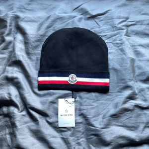 Moncler mössa - En snygg mössa ifrån moncler av topp kvalité alla mössor du kan se på bild 2 finns att köpa, skriv för flera bilder eller annat! Fraktar snabbt efter köp 🚚