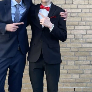 Svart kostym H&M - Säljer en stilren svart kostym med klassisk kavaj och matchande kostymbyxor. Storlek S och slimfit på kavajen! Använd vid två tillfällen så nästintill ny, köptes för 1200! Skriv vid minsta fundering! 