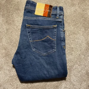 Jacob Cohen jeans - Säljer dessa otroligt feta Jacob Cohen jeans i 9/10 skick modell 622 (den populäraste). Storlek: W34 fits storlek 33 Pris är diskuterbart ✅ Bara att höra av dig vid frågor! 5/5 reviews här på Plick ⭐ Fraktar samma dag 📦