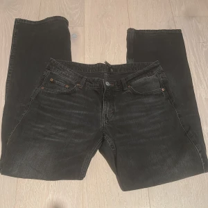 Svarta jeans från weekday - Säljer ett par svarta jeans från weekday (arrow)  med klassisk femficksdesign och raka ben. Jeansen har en snygg tvättad look. Perfekta baggy jeans för dom som vill ha det’ 