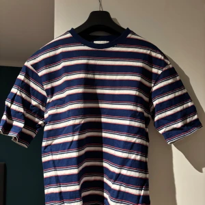 T-shirt Zara  - Randig t-shirt från zara, röd blå vit grå, storlek S