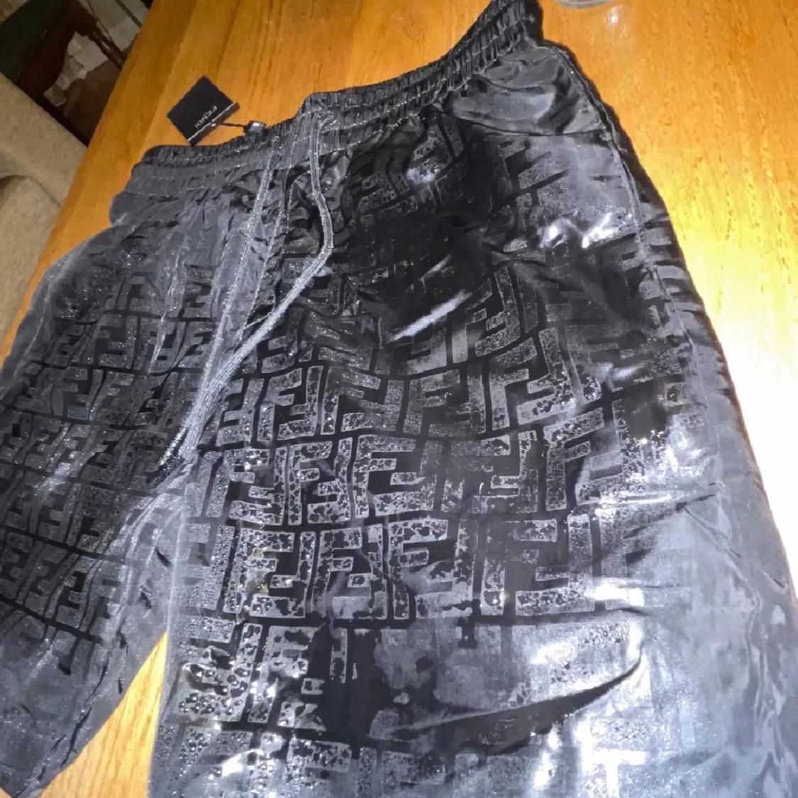 Svarta Fendi shorts med FF-mönster