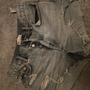 Blåa slitna jeansshorts från Zara - Använt fåtal gånger, pris kan diskuteras 💗