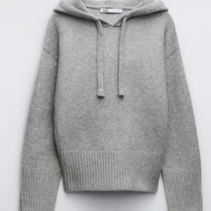 Grå stickad hoodie från Zara - Superfin och perfekt nu till höst och vinter🩶storlek m men passar som s oxå!