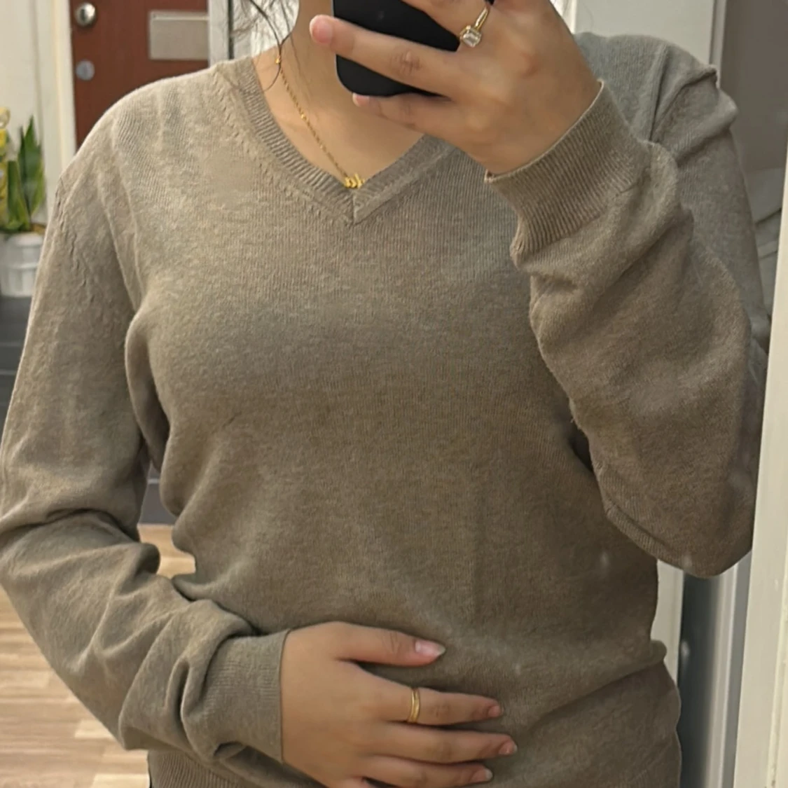 Beige v-ringad stickad tröja - 1