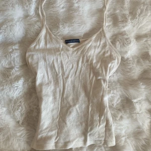 Linne från Brandy Melville - Supersöt linne från Brandy Melville med smala axelband och hjärtmönsrer i tyget. Toppen har v-ringning och är i ett mjukt, stretchigt material som känns skönt mot huden💞💞