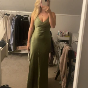 Balklänning - Intressekoll på en balklänning, från Billy j super fin och aldrig använd då jag hittat en annan balklänning. Vid flera frågor är det bara att ställa dom. Köp för 1300 💓💓