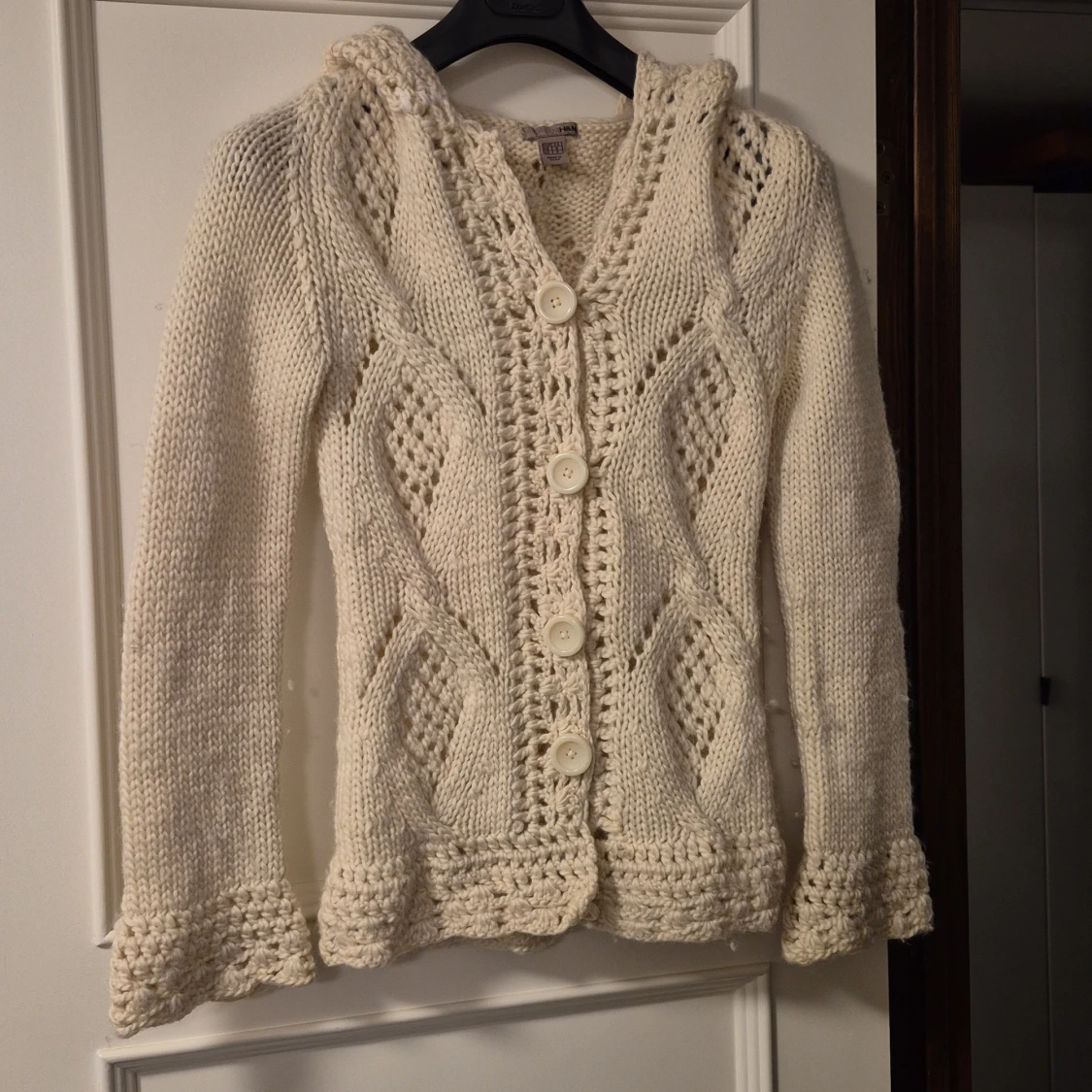 Vit stickad kofta med huva från H&M i ull