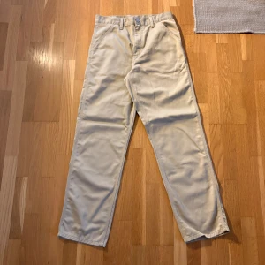 Carhartt chinos - Avslappnad passform hör av er vid frågor 
