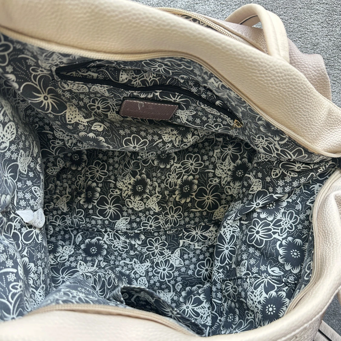 Beige och lila axelväska med blommigt foder - 2