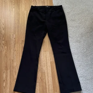 Svarta lågmidjade bootcut kostymbyxor BikBok - Svarta kostymbyxor från BikBok i storlek 38. Byxorna har bootcut-modell med klassisk passform och hällor för bälte och är lågmidjade. Nästan oanvända, de är i mycket bra skick!🥰🥰