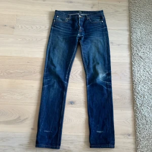 A.P.C selvedge jeans - Snygga mörkblå A.P.C. Selvedge jeans i modellen petit standard- slim modell. Storlek 30. Inga defekter bara diskreta slitningar längst ner. Tveka inte på att hör av dig vid funderingar!