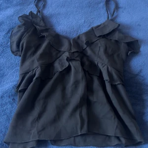 Linnentopp - Säljer denhär söta tröjan från nelly den är size S och är super bekvämt att ha på sig <3