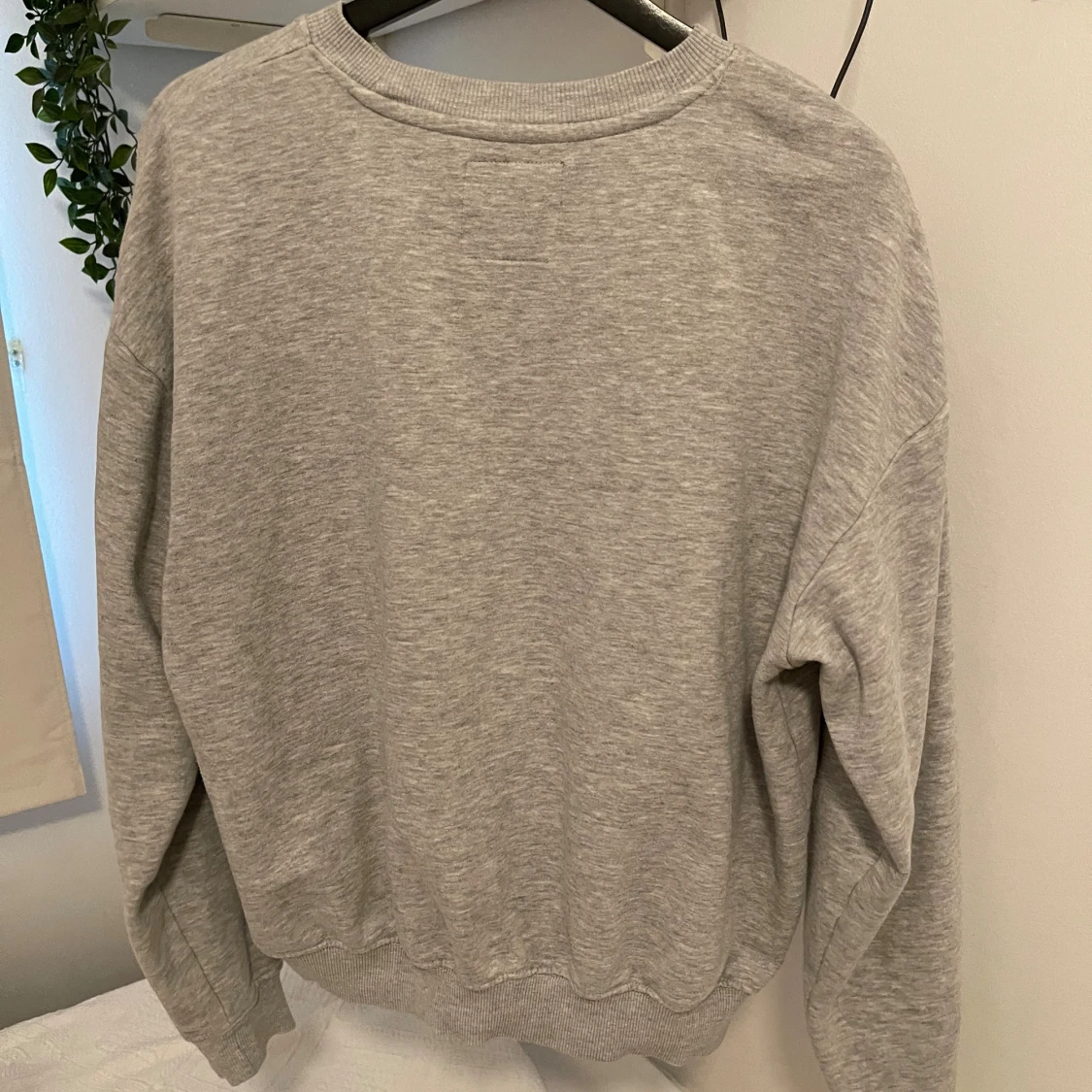 Grå basic sweatshirt  - 1