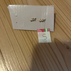 Korvakorut - Jouluiset ”JOY” korvakorut. Desinfioitu ja puhdistettu käytön jälkeen. Eläintalous MMM, lisätietoja saa kysymällä Katsothan myös muut ilmoitukseni Tarjoa 