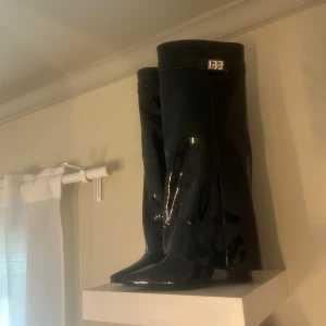 Folded boots  - Svarta boots i lack, helt oanvända. Köpta för 800 ❤️