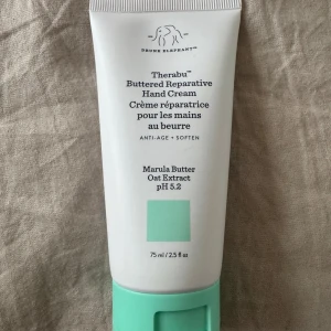Drunk Elephant Therabu Hand Cream - Vann den i en tävling av Felicia Aveklew på TikTok. Men använder inte det själv. Helt nytt! Priset som står är priset som gäller. Nypris 329kr 🩷