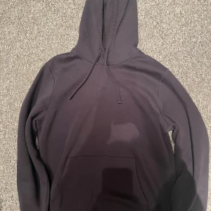 Mörkblå hoodie Cubus  - En mörkblå hoodie från Cubus. Helt otroligt skön använd 2 gånger. Strl S. Nypris 599 mitt pris 399 som sagt knappt använd mycket bra pris. Bara höra av sig med frågorkr