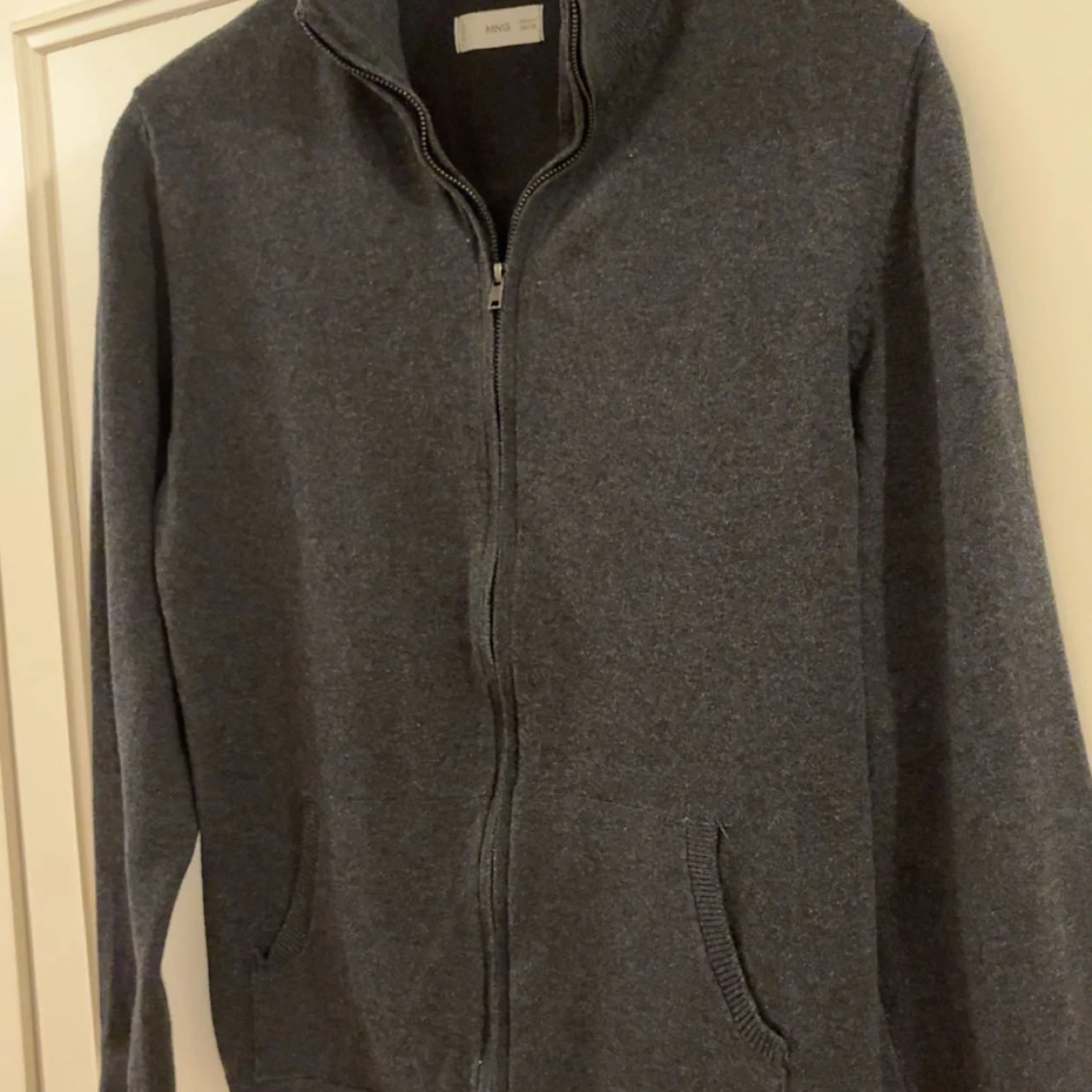 Mörkgrå kofta med dragkedja från MNG - 1