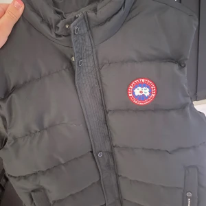 Canada goose - Har tröttnat på den pris han diskuterar passar mig som är ca184 cm 
