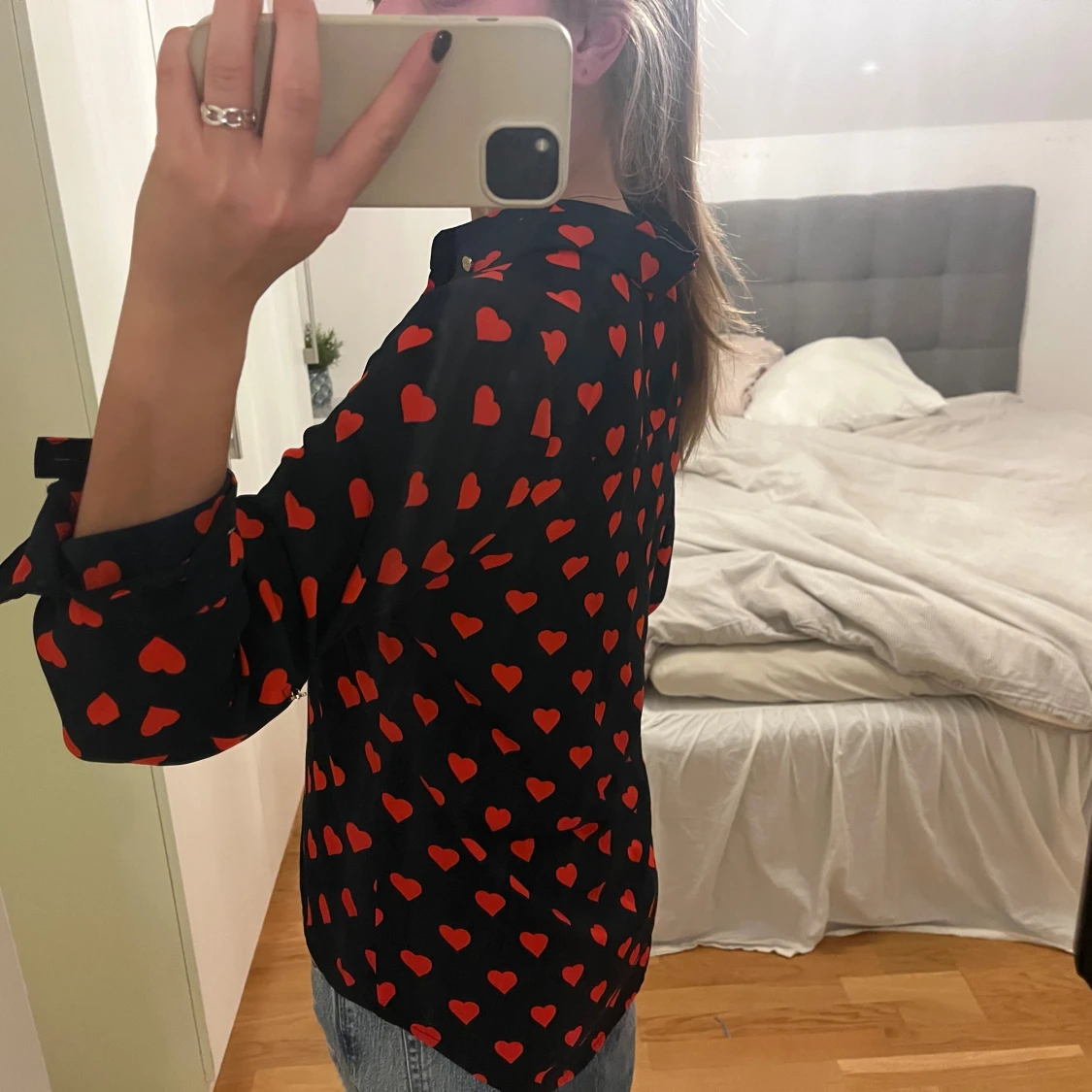 Svart skjorta/blus med röda hjärtan Oasis - 1