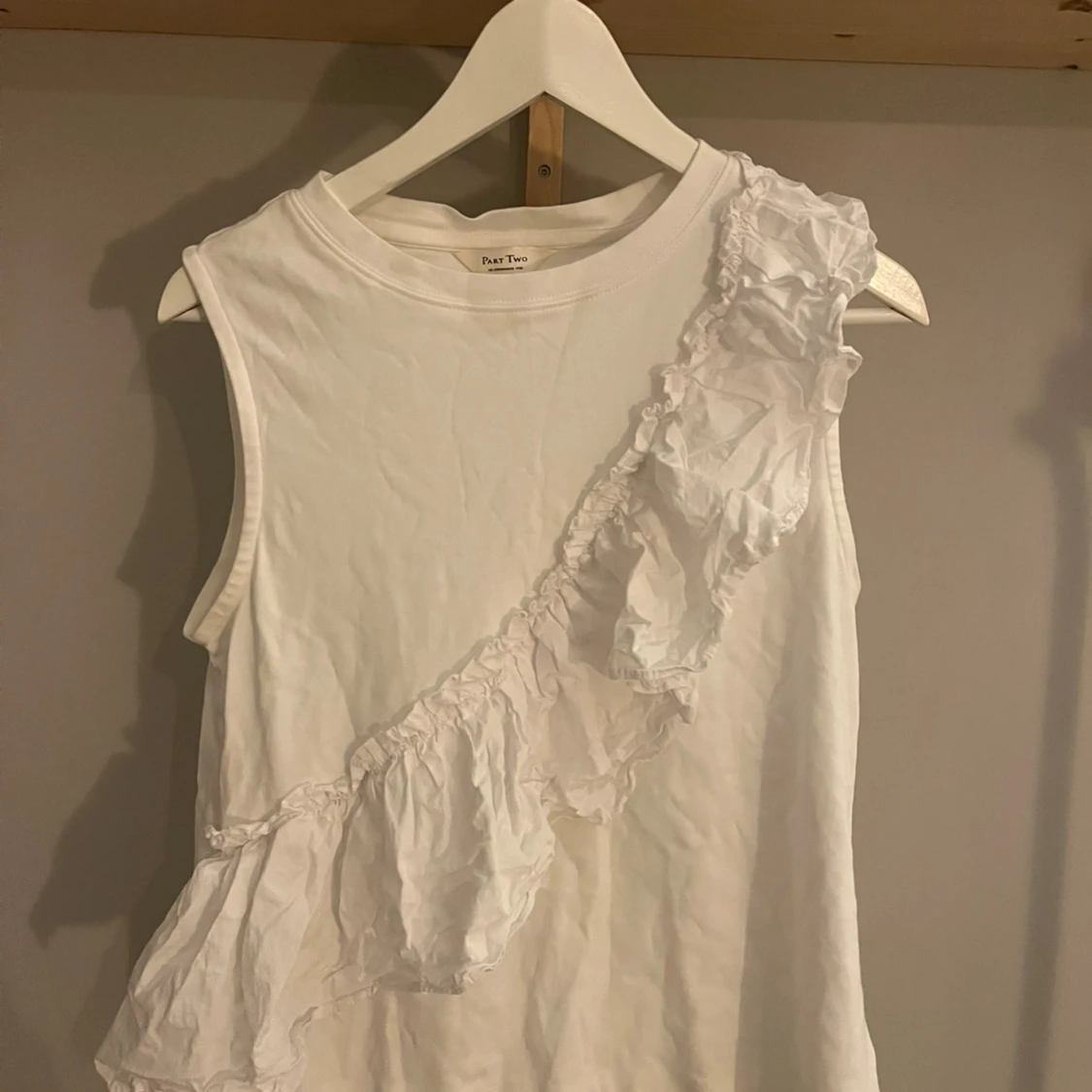 Vit ärmlös topp med volang Part Two - 1