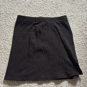 Svart ribbad kortkjol - Söt svart kjol